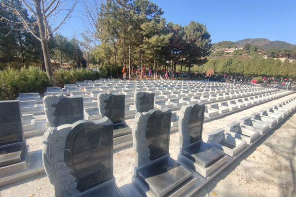 北京墓地選擇時(shí)，如果希望方便家人掃墓和祭奠，應(yīng)該如何考慮位置的選擇？